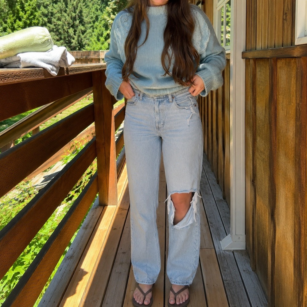 Abercrombie | 90s Straight‎ Ultra High Rise Distressed Knee Jeans Light Wash